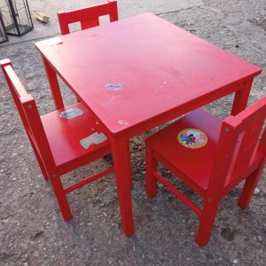 Piros gyerekasztal + 3 db szék